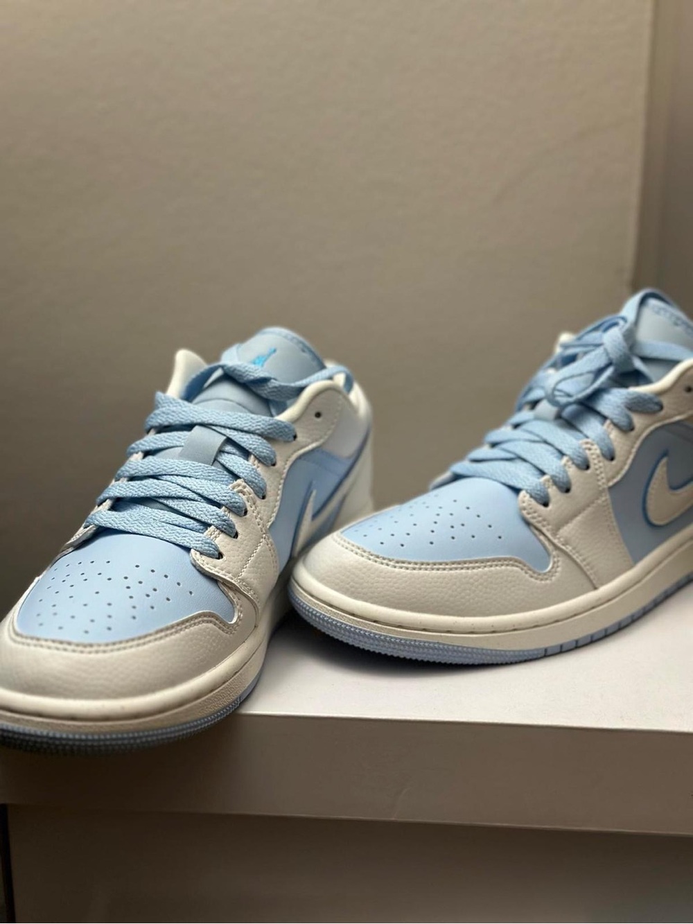 Women's Air Jordan 1 Low SE Reverse Ice Blue Size 9 Womens